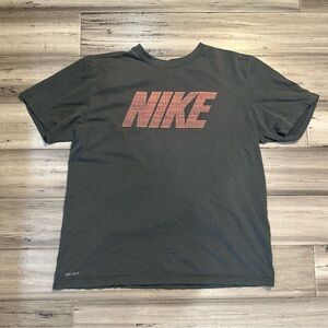 Nike Dri fit Men’s Short Sleeve Shirt Size Large graphic print tee